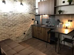 Loft üslubunda kiçik bir mətbəxin daxili hissəsi