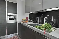 Серый фартук для кухни в интерьере