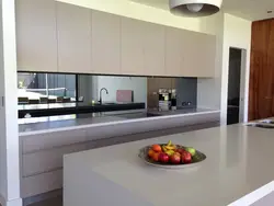Пешдомани оина барои акси ошхона дар дохили