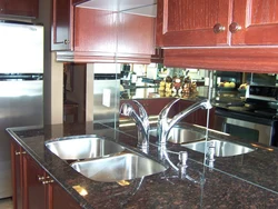Mirror apron for the kitchen photo in the interior