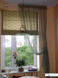 Tül ilə mətbəx interyerində Roma pərdələri