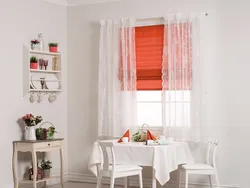 Tül ilə mətbəx interyerində Roma pərdələri