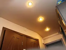 Koridorda asma tavanda lampaların daxili fotoşəkili