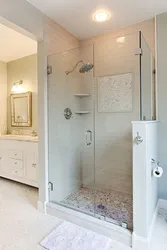 Duş ekranı fotoşəkili olan vanna otağı