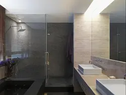 Duş ekranı fotoşəkili olan vanna otağı