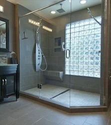 Duş və pəncərə fotoşəkili olan hamam