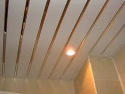 Интерьер ванной с реечным потолком
