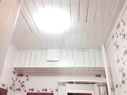 Интерьер ванной с реечным потолком