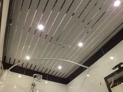 Интерьер ванной с реечным потолком