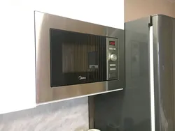 Quraşdırılmış mikrodalğalı fotoşəkili olan mətbəx
