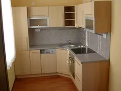Маҷмӯи ошхона бо танӯраи кунҷӣ барои як акс ошхона хурд