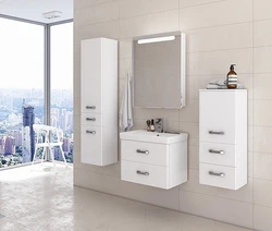 Vanna otağı fotoşəkilində güzgü ilə lavabo