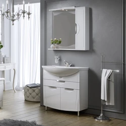 Vanna otağı fotoşəkilində güzgü ilə lavabo