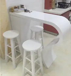 Kiçik bir mətbəx fotoşəkili üçün bar sayğacı kimi masa