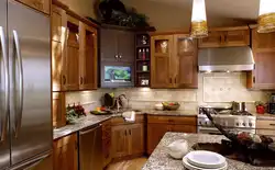 Ichki qismdagi oshxonada burchakli lavabo
