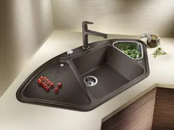 Ichki qismdagi oshxonada burchakli lavabo