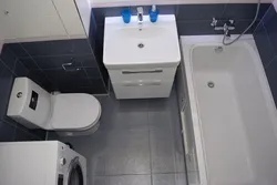 Hojatxona va kir yuvish mashinasi fotosurati bilan birlashtirilgan kichik hammomlar