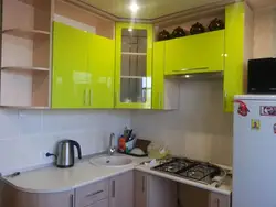 Тоңазытқышы бар Хрущевтегі шағын асүйлердің жиһаздары фото