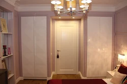Bedroom Design Door In The Middle