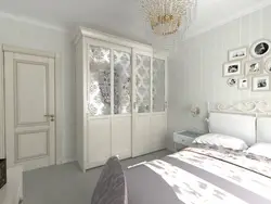Жатын бөлмесінің дизайнының есігі ортасында