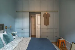 Bedroom design door in the middle