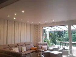 Zalda tutqun uzanan tavanın fotoşəkili mənzildə fotoşəkil