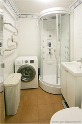 Plitələr və paltaryuyan maşından hazırlanmış duş və tualet ilə vanna otağı dizaynı
