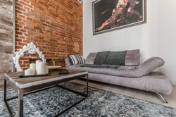 Qonaq otağının interyerində loft üslubunda divan