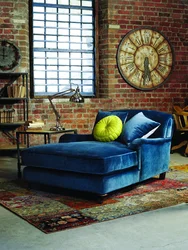 Yashash xonasining ichki qismidagi loft uslubidagi divan