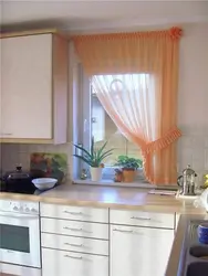 Müasir dizaynda Xruşşevdə kiçik bir mətbəx üçün pərdələr