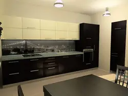 Фото кухни с черной панелью