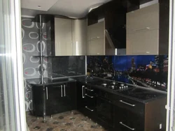 Qara panelli mətbəxin fotoşəkili