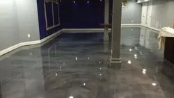 Bir mənzildə epoksi özünü düzəldən döşəmələrin fotoşəkili