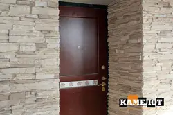 Отделка дверей декоративным камнем в квартире фото