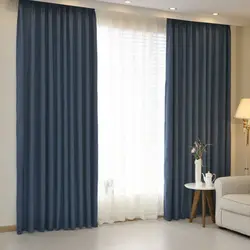 Yataq otağının daxili fotoşəkilində qara pərdələr