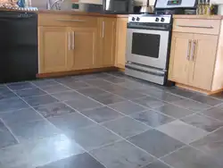 Daxili fotoşəkil mətbəxində plitələr altında linoleum