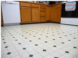 Ichki fotosurat oshxonasida plitkalar ostida linoleum