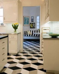Daxili fotoşəkil mətbəxində plitələr altında linoleum