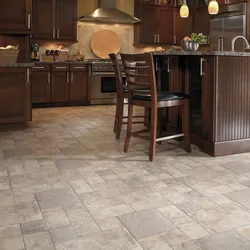 Daxili fotoşəkil mətbəxində plitələr altında linoleum