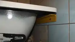 Крепление ванной к стене фото