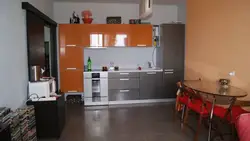 Ошхона шудааст, ки ба акс ҳуҷраи зиндагӣ кӯчонида