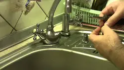 Чӣ тавр иваз кардани крани обӣ дар акси ошхона