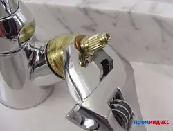 Чӣ тавр иваз кардани крани обӣ дар акси ошхона