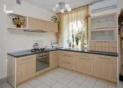 Интерьер кухни с гарнитуром белый дерево