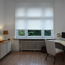 Kvartirada oshxonadagi fotosuratda panjurlar