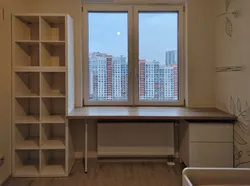 Yataq otağı fotoşəkilində masa üstü pəncərə silləsi