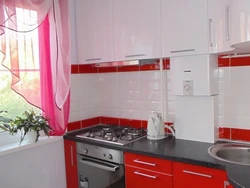 Дизайн кухни хрущевки красный