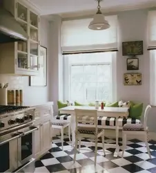 Канапа ў акна на кухні фота