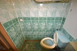 Ваннаның дизайны плиткалардан және PVC панельдерден жасалған
