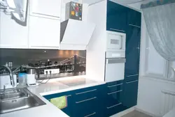 Төменгі көк фотосуреті бар ақ ас үй